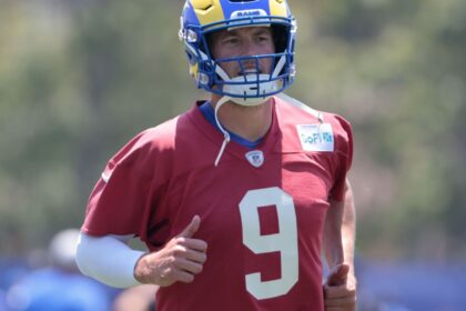 Stafford Limitado en el Campamento Rams por Dolor de Espalda, pero Listo para la Temporada