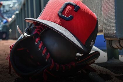 DeLauter de Guardians: Cirugía de Muñeca, Baja por Fractura en MLB
