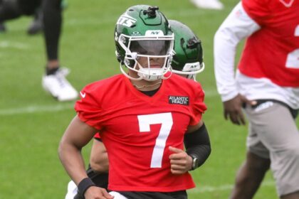 Justin Fields, QB de los Jets, Sufre Lesión en la Pierna: Preocupación en el Training Camp