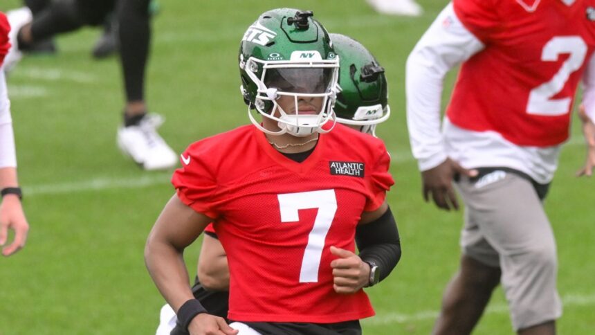 Justin Fields, QB de los Jets, Sufre Lesión en la Pierna: Preocupación en el Training Camp