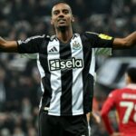Isak Abierto a Salida del Newcastle: ¿Liverpool al Acecho?
