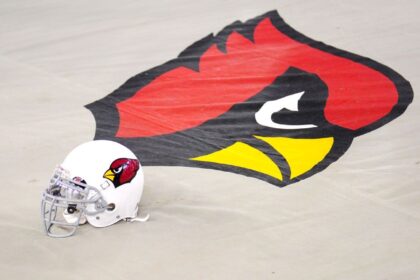 Cardinals: J.J. Russell Hospitalizado Tras Choque en Entrenamiento