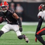 Mooney, WR de los Falcons, baja por lesión; Atlanta ficha a Chark