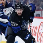 Sabres Evitan Arbitraje con Timmins: 2 Años y $4.4 Millones para el Defensa