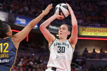 Breanna Stewart: Estrella de Liberty Evita Lesión Grave en la Pierna