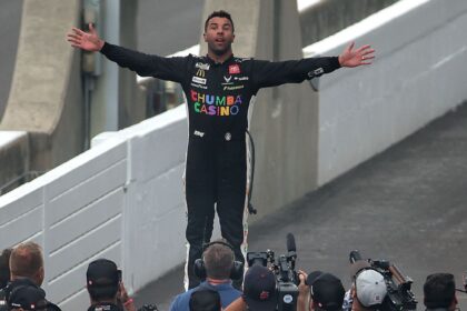 Wallace Hace Historia: Primer Piloto Negro Gana Brickyard 400 en Indy