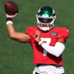 Justin Fields Regresa a Entrenamientos con los Jets Tras Lesión