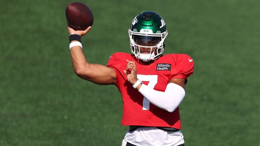 Justin Fields Regresa a Entrenamientos con los Jets Tras Lesión