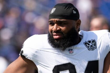 Wilkins y Raiders: Beso Polémico y Despido Tras Fractura en el Pie