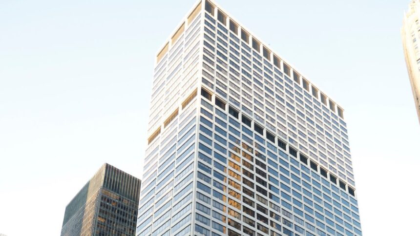 Tiroteo en NYC: Oficinas NFL y financieras, policía herida y sospechoso muerto.