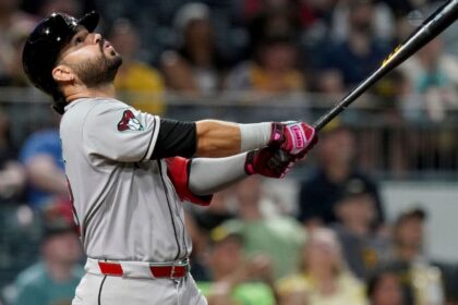 Suárez (Dbacks) Evita Lesión Grave: Rayos X Negativos Tras Ser Golpeaod