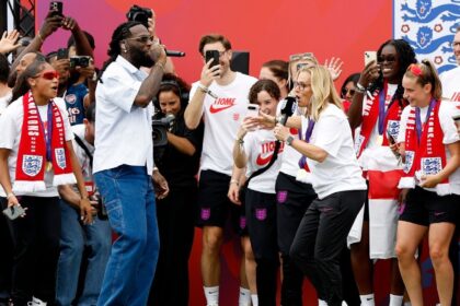 Sarina Wiegman celebra Euro 2025 con Burna Boy: ¡Parade Inolvidable!