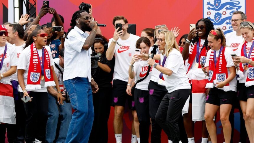Sarina Wiegman celebra Euro 2025 con Burna Boy: ¡Parade Inolvidable!