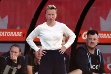 Bev Priestman, Ex-Canadá, Fichada por Wellington Phoenix Tras Escándalo de Espionaje