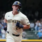 Cerveceros aplastan a Cachorros y consolidan liderato con Vaughn y Priester