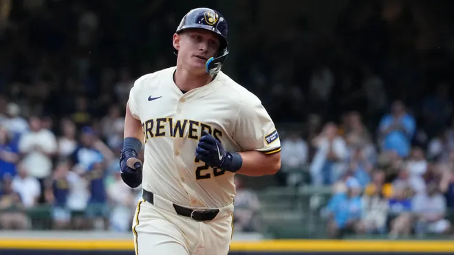 Cerveceros aplastan a Cachorros y consolidan liderato con Vaughn y Priester