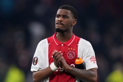 Chelsea ficha a Jorrel Hato: Acuerdo con Ajax por 43.5M€, Defensa Holandés Refuerza