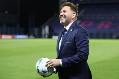 Conmebol busca fútbol más dinámico: menos interrupciones y juego real