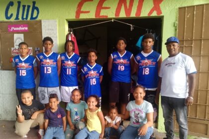 Fénix Herrera Busca Apoyo: Uniformes y Transporte para Baloncesto y Voleibol
