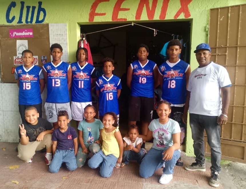 Fénix Herrera Busca Apoyo: Uniformes y Transporte para Baloncesto y Voleibol