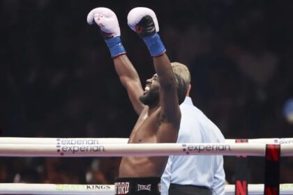 Crawford Destrona a Canelo: Victoria Unánime y Conquista de Títulos