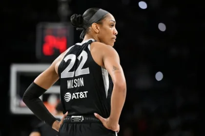 Fever Sorprende a Aces: Mitchell Domina y Roba Ventaja en Semifinales WNBA