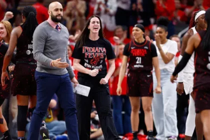 Caitlin Clark Multada por Críticas a Árbitros: Polémica en Playoffs WNBA