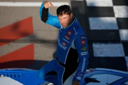 Hamlin arrasa en Gateway y avanza a playoffs de NASCAR