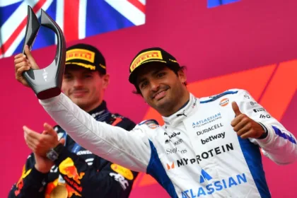 Verstappen Gana en Bakú; Russell y Sainz en el Podio, Piastri Fuera