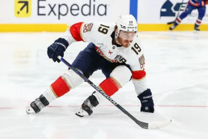 Estrategias de Draft en Ligas de Hockey: Tkachuk, Kucherov y Más