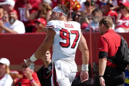 Bosa, DE de los 49ers, Fuera por el Resto de la Temporada por Lesión
