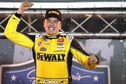 Bell lidera barrida de Gibbs en playoffs NASCAR: ¡Triunfo épico!