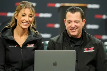 Tony Stewart Competirá Contra Leah Pruett en NHRA 2026