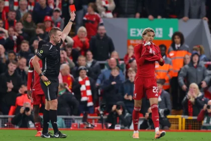 Ekitike, expulsado: Slot critica roja "estúpida" y lesión de Leoni en Liverpool