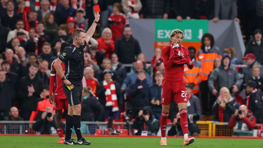 Ekitike, expulsado: Slot critica roja "estúpida" y lesión de Leoni en Liverpool