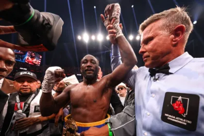 Crawford tacha a Topuria de "buscafama" tras desafío de boxeo