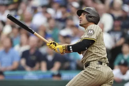 Padres sufren: Ramón Laureano fuera por fractura, pierde Serie Comodín