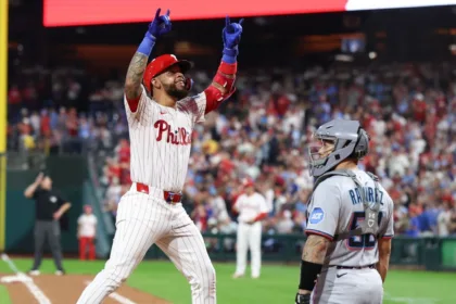 Filis de Filadelfia: 8 HRs RÉCORD y Bye en Playoffs, Schwarber a la carga