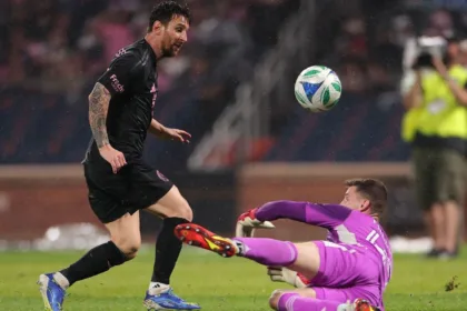 Messi guía al Inter Miami a Playoffs con doblete, Suárez y Shield en la mira