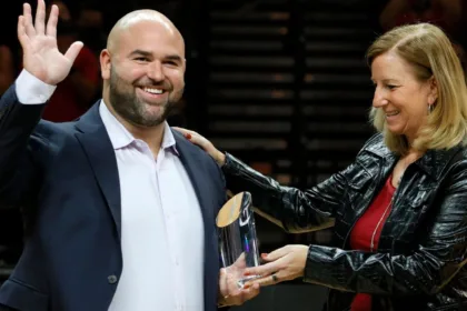 Dan Padover hace historia: Gana por tercera vez el Ejecutivo del Año en la WNBA