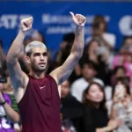Alcaraz Debuta con Victoria en Tokio: Vence a Báez Tras Superar Obstáculos
