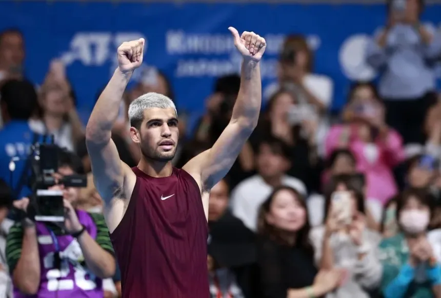 Alcaraz Debuta con Victoria en Tokio: Vence a Báez Tras Superar Obstáculos