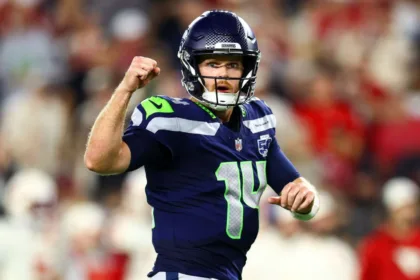 Seahawks vencen a Cardinals 23-20: Darnold y Smith-Njigba brillan