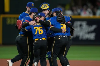 Mariners Aseguran Ventaja en ALDS: Suárez Destaca con Jonrón 49