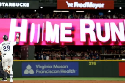 Raleigh conoce a fan que regaló jonrón 60 al niño: Acto de bondad en Mariners