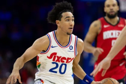 McCain de 76ers Sufre Lesión de Ligamento: Preocupación en Philadelphia