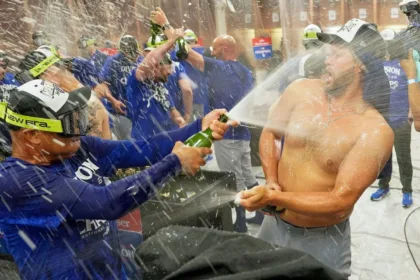 Dodgers celebran título NL West con Ohtani encendido y Kershaw emocionado