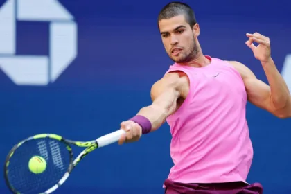 Alcaraz Supera Susto en el Tobillo y Avanza en el Japan Open