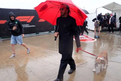 Hamilton se Retira de Test de Ferrari por Salud de su Perro Roscoe