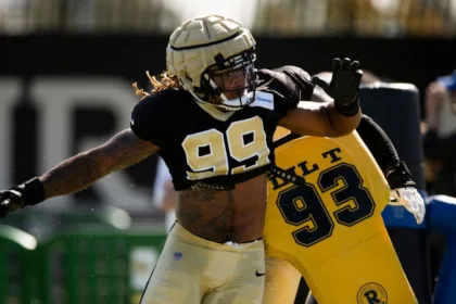 Chase Young: DE de los Saints se pierde cuarto juego por lesión